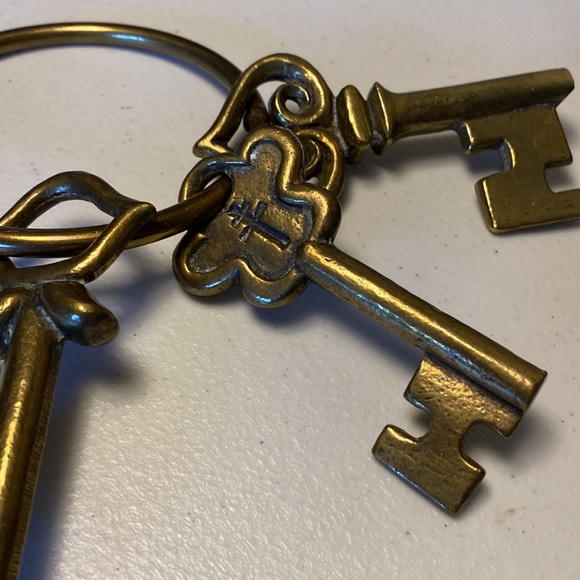 Brass Skeleton Keys with Ring - Picture 3 of 5